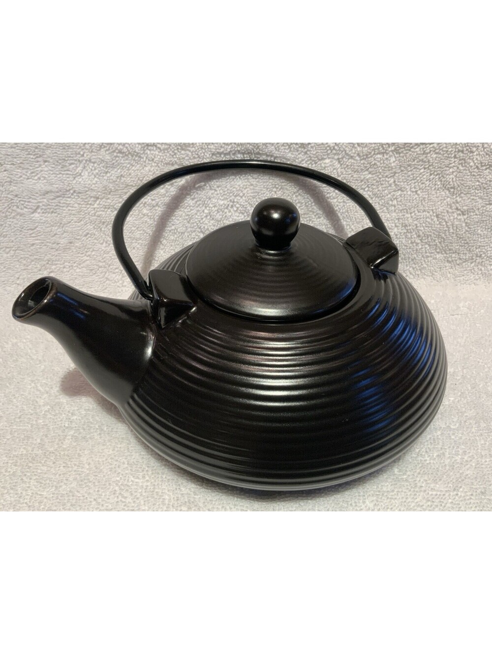 DesignPac Gifts Modern Ceramic Black Ribbed 16oz. Teapot
